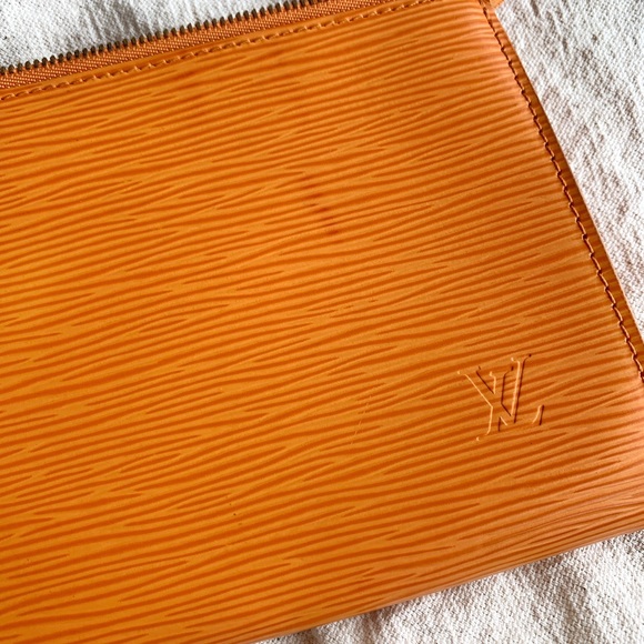 Louis Vuitton Epi Line Pochette - Picture 5 of 8